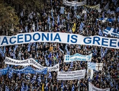 «Γαλανόλευκη» λαοθάλασσα για την Μακεδονία: Ποιοι υπογράφουν για δημοψήφισμα - Συγκλονιστικό κάλεσμα αντίστασης (βίντεο)